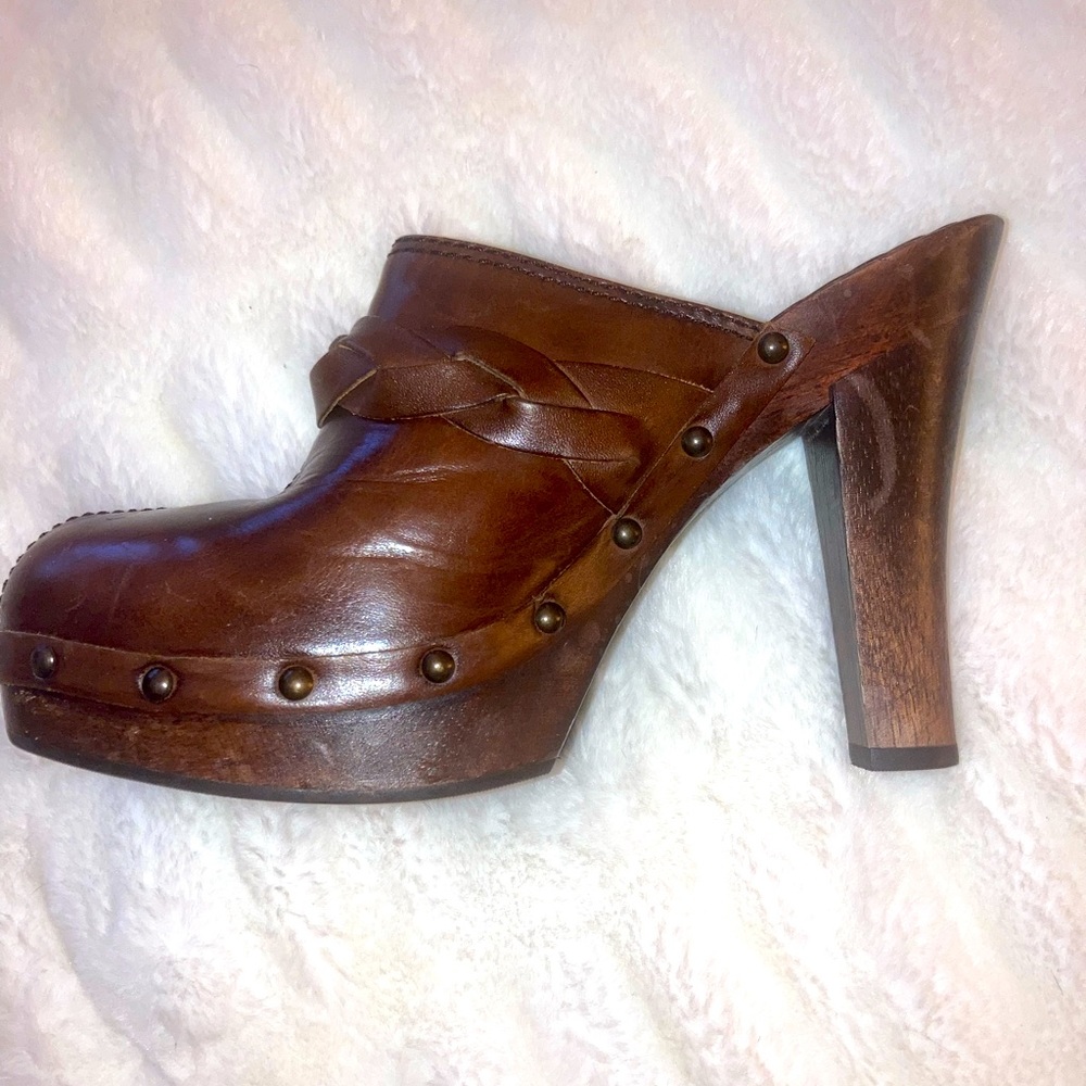 TriBeCa by Kenneth Cole clogs